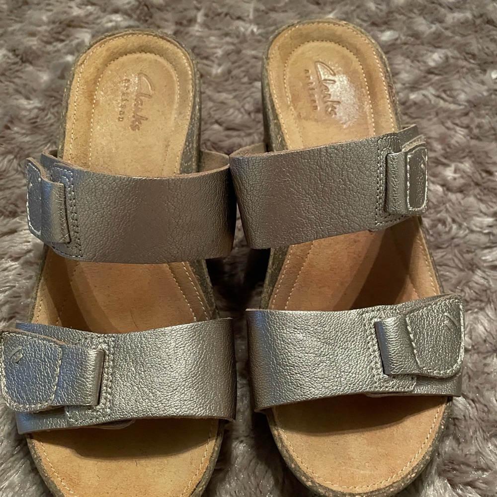 Clark’s wedge sandals with 1 1/2 heel. Great condition !  Gold color